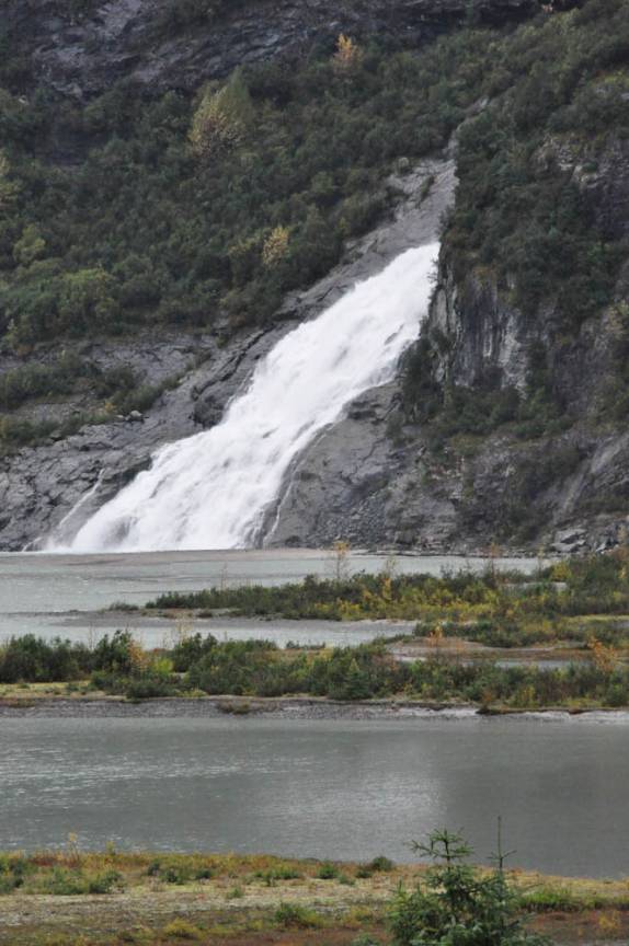 A Nugget Falls, bem ao lado da Medenhall Glacier, em Juneau, a capital do Alaska